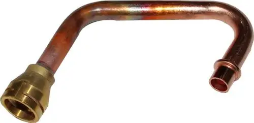 Kupferrohrbogen mit einem Anschluss aus Messing. Teil eines Heizungs-Systems, möglicherweise von der Marke Wolf, zur Verbindung von Heizwasserseiten.